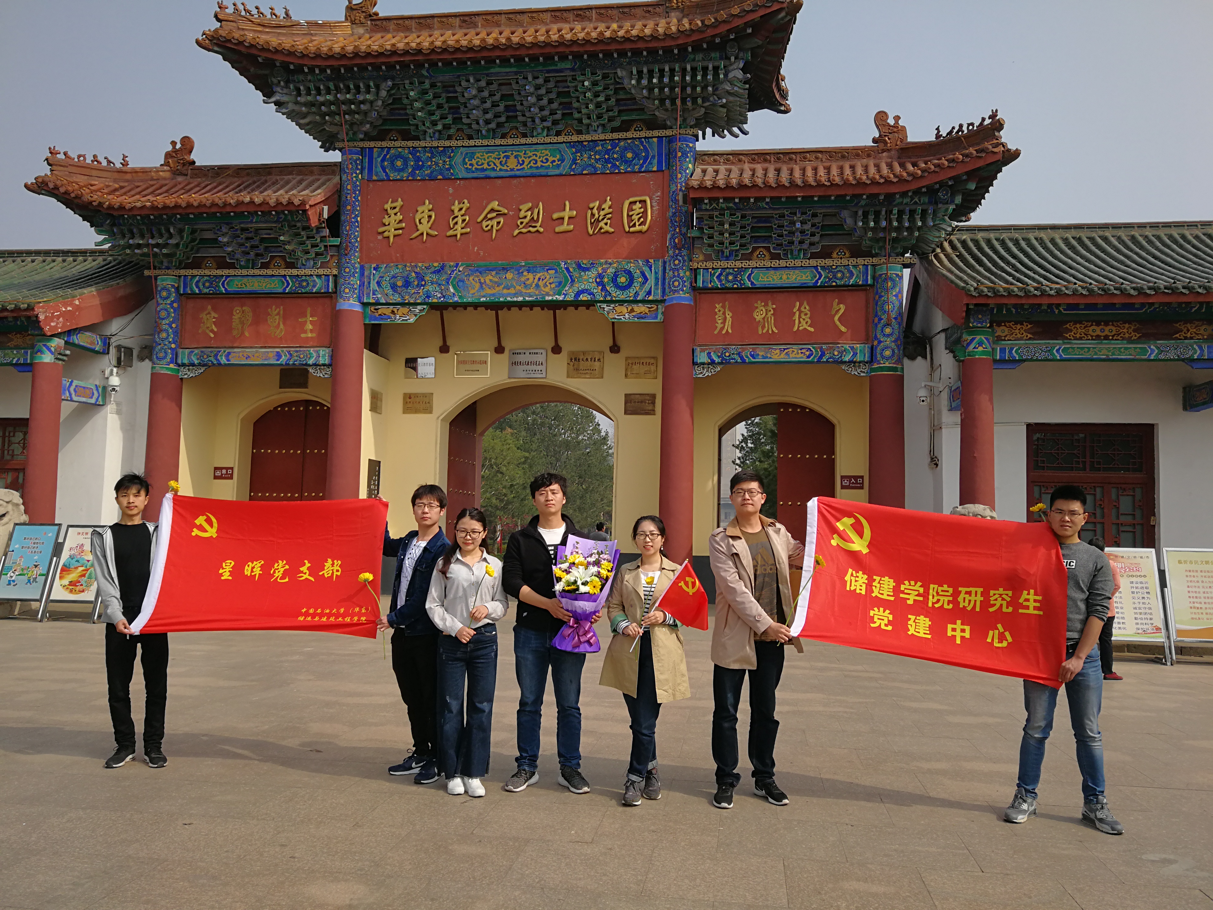 前往华东革命烈士陵园敬献鲜花（摄影：星晖）.jpg